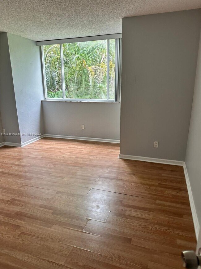 Building Photo - 5070 Elmhurst Rd