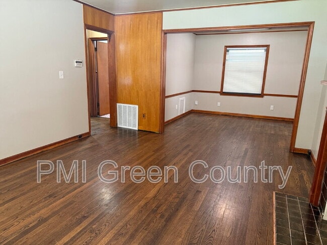 Building Photo - 1214 N Quanah Ave