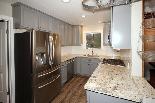 Foto del edificio - 4748 Camellia Rd