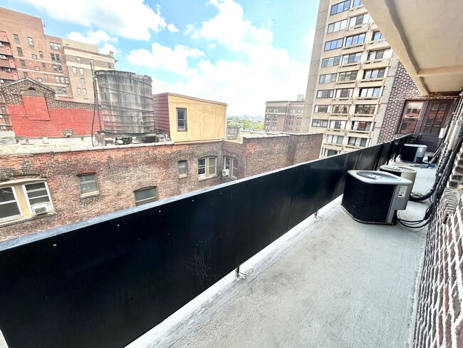 Building Photo - Midtown Studio