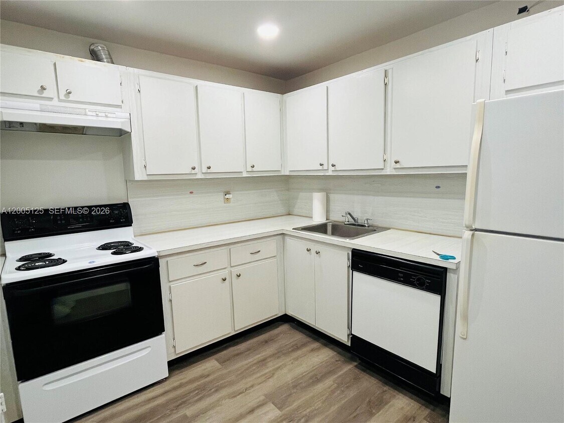 Building Photo - 401 Golden Isles Dr