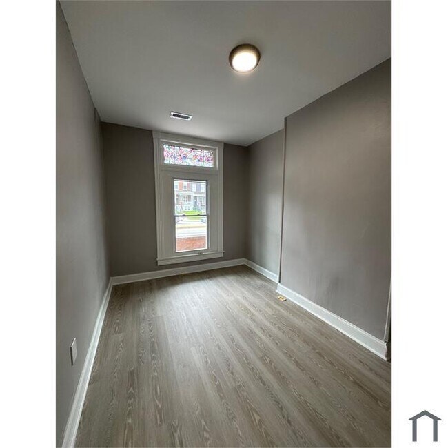 Building Photo - 3 Bedroom Home
