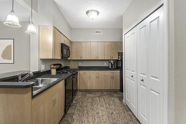 Building Photo - Lynbrook Apartments and Townhomes