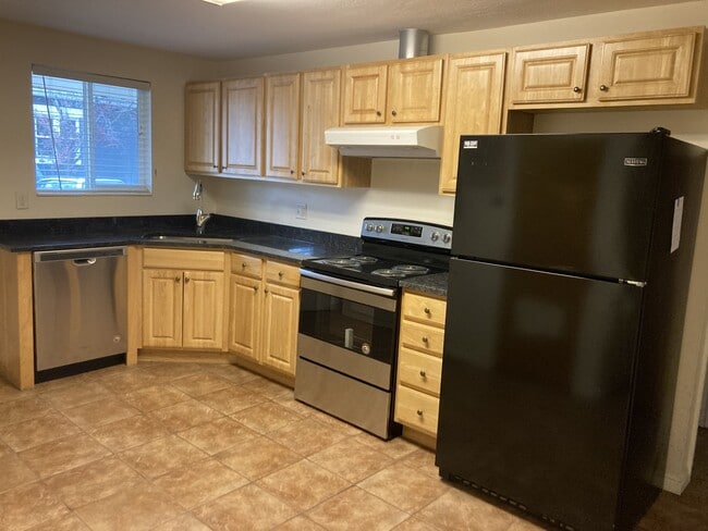 kitchen - 922 S Lake St