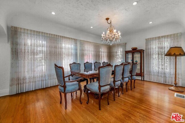 Foto del edificio - 10736 Ashton Ave