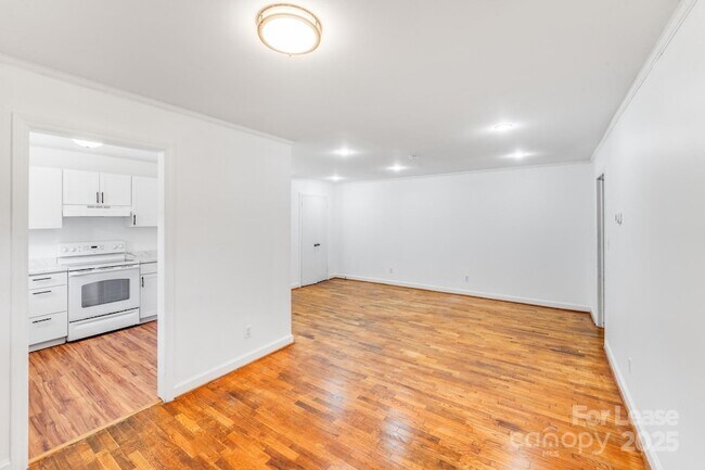 Building Photo - 405 W Harvie Ave