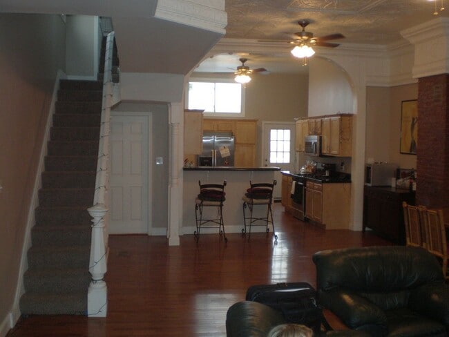 Building Photo - College Rental - South Side