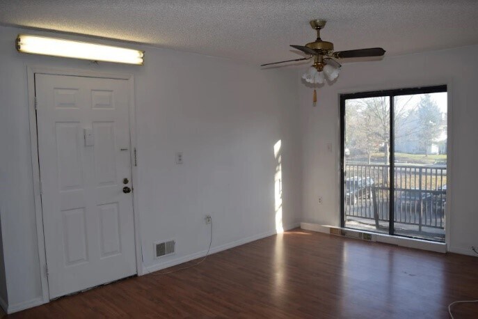 Sala de estar - 61 Canterbury Ct