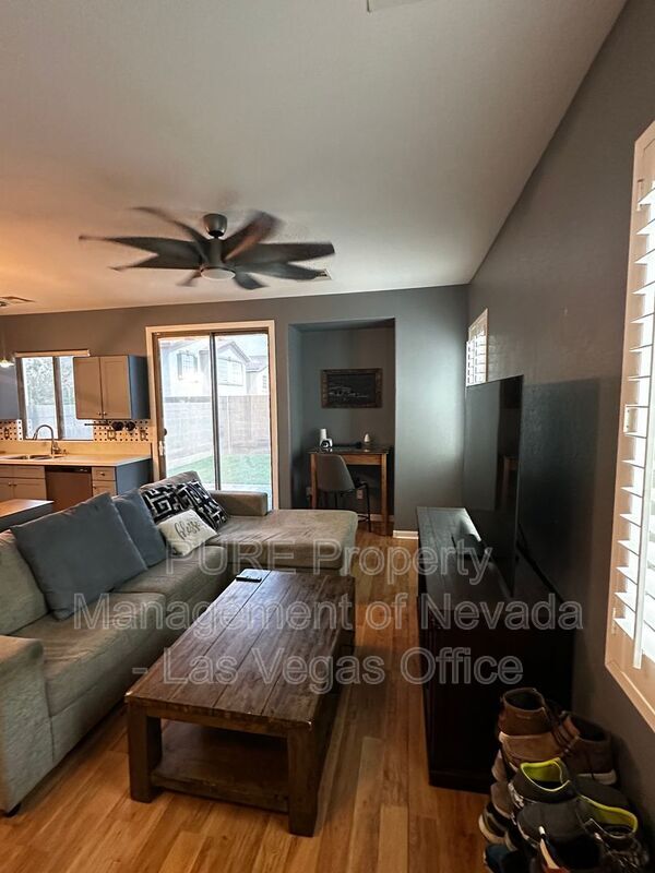 Foto del edificio - 8304 Strawberry Spring St