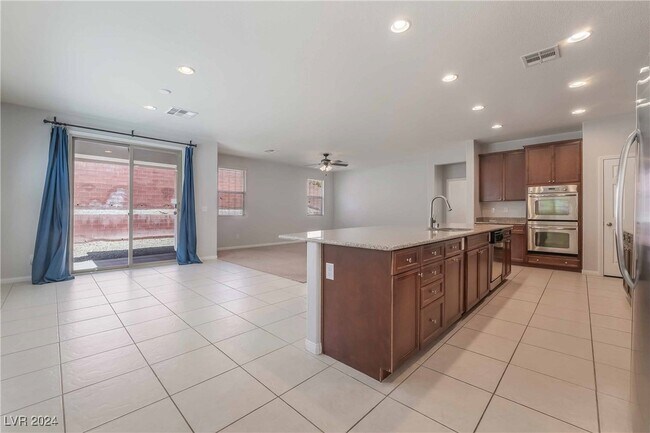 Building Photo - 5579 Bethany Bend Dr