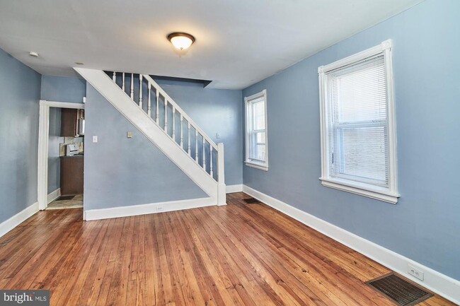 Building Photo - 1916 W 7th St