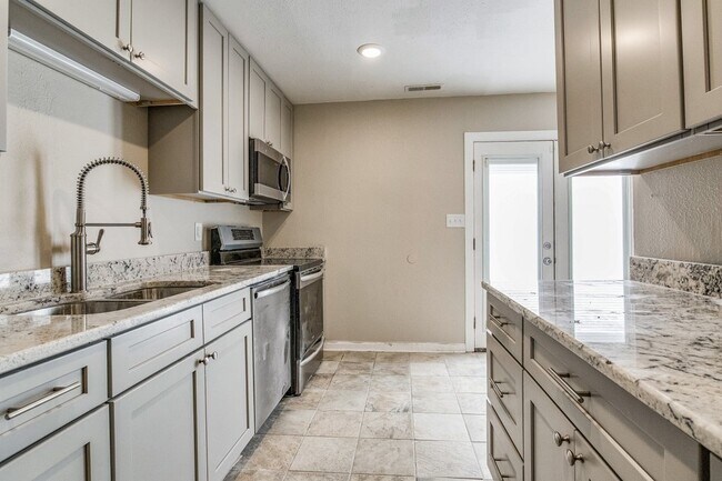 Foto del edificio - 4741 Huron Dr