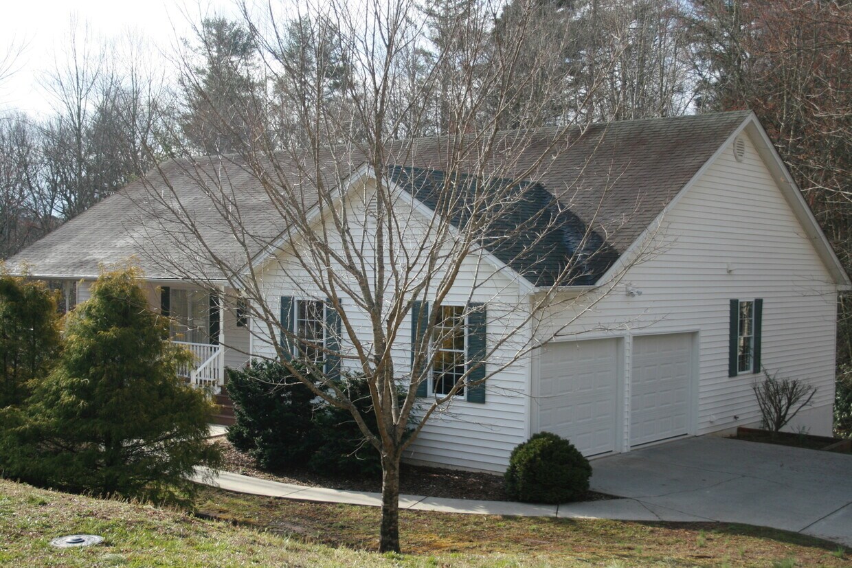 Foto principal - 3 Bed 3 Bath Home in Hendersonville!!