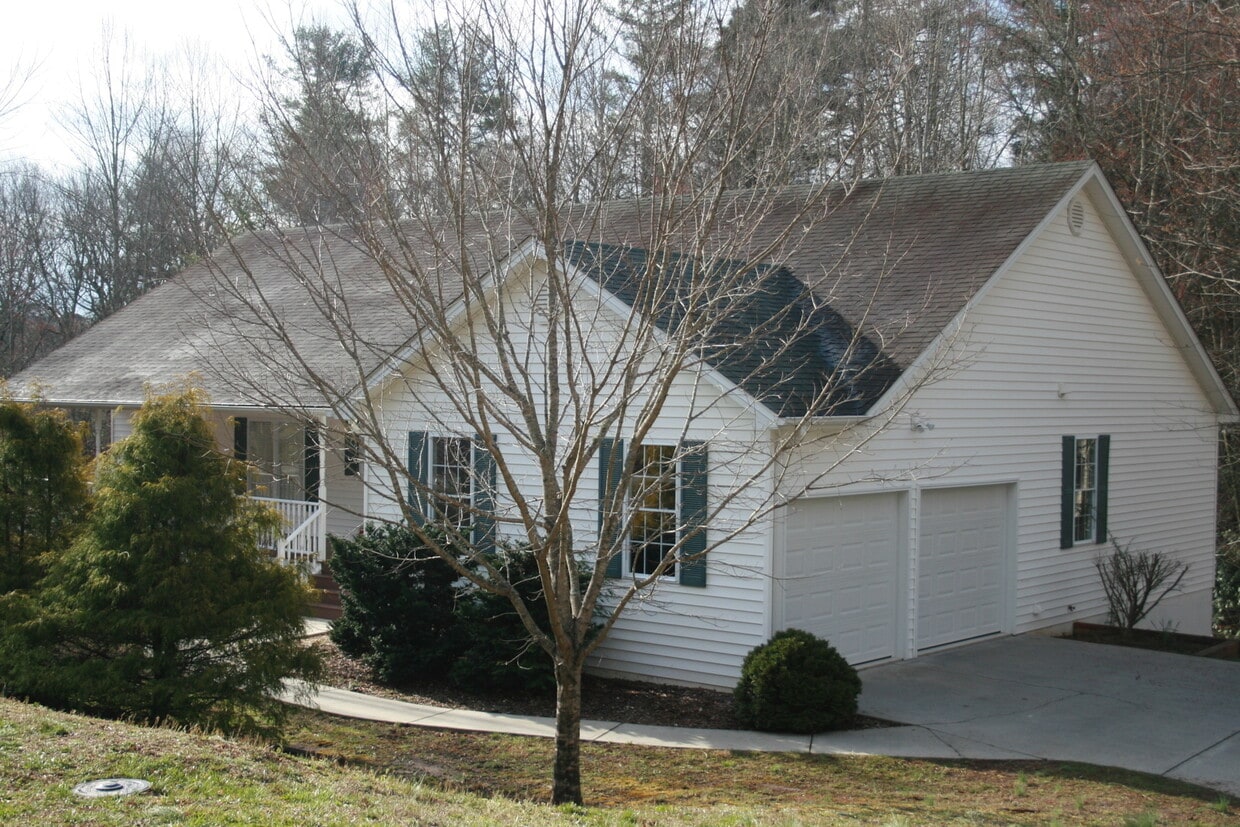 Primary Photo - 3 Bed 3 Bath Home in Hendersonville!!