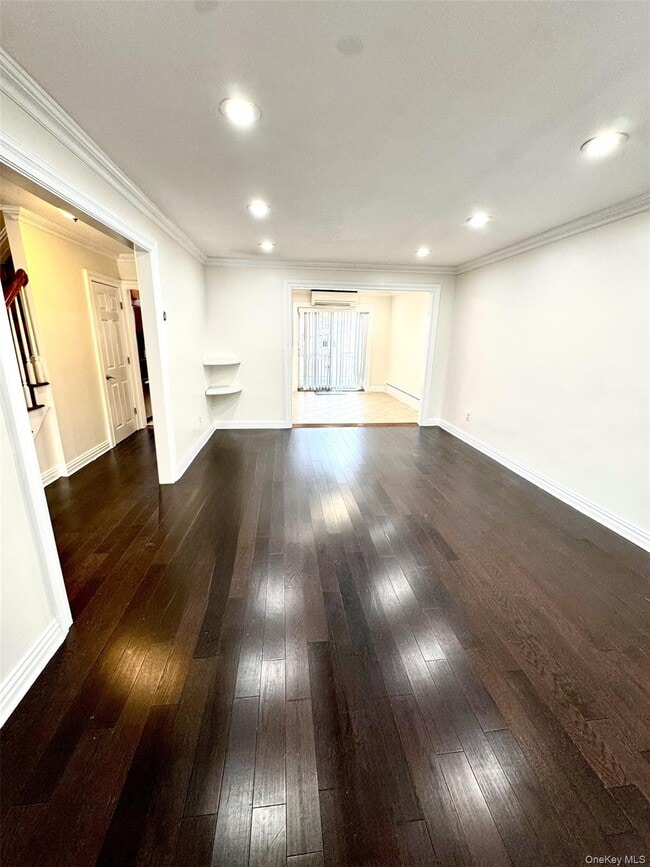 Building Photo - 1004 Balcom Ave