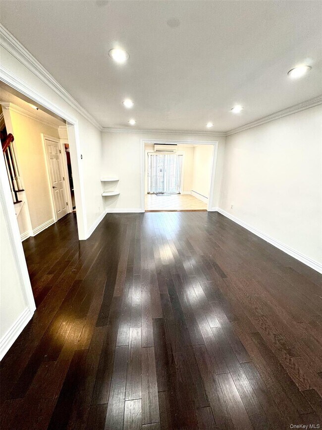 Foto del edificio - 1004 Balcom Ave