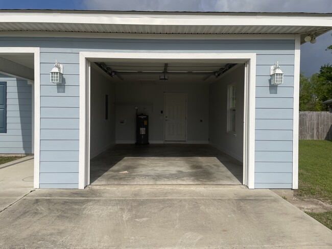 Nice sized garage w/washer, dryer hook up - 4755 Rill Loop