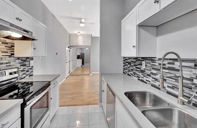 Foto del edificio - 8328 Regents Rd