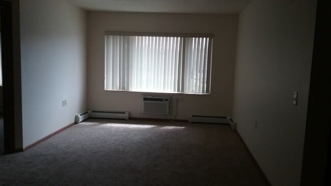 Building Photo - 990 Linden Dr