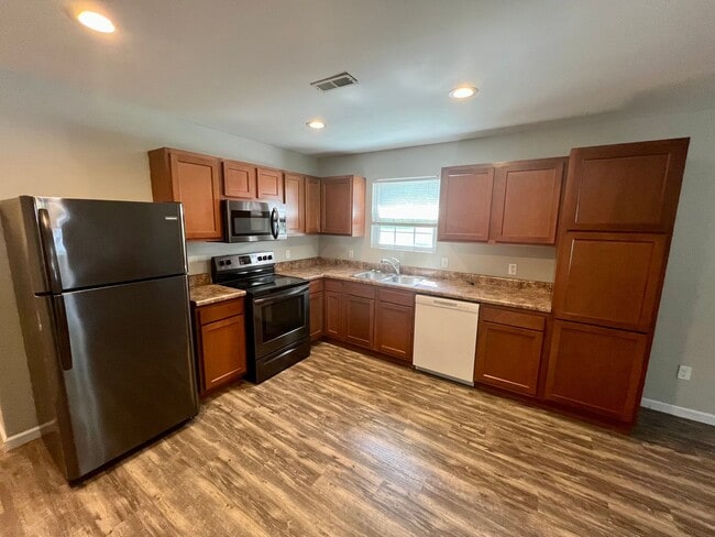 Foto del edificio - 3 Bed | 2 Bath | 1 Car Garage