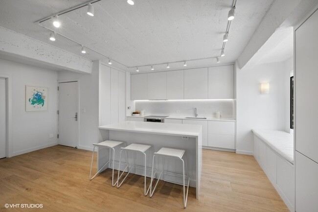 Building Photo - 345 N Canal St