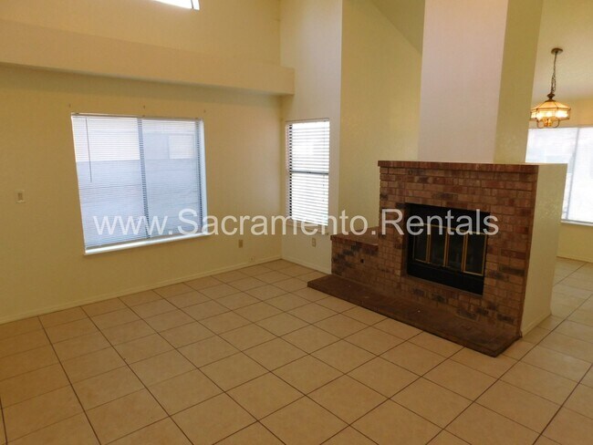 Foto del edificio - Spacious 4bd/2.5ba House with 2 Car Garage