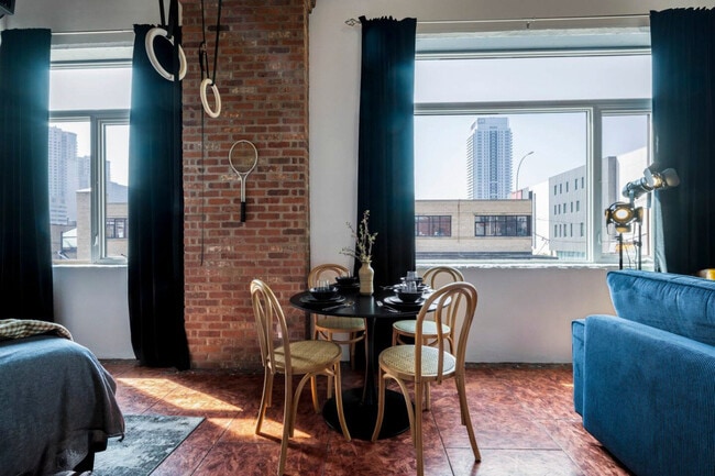 Photo du bâtiment - 10303-10107 107 St NW