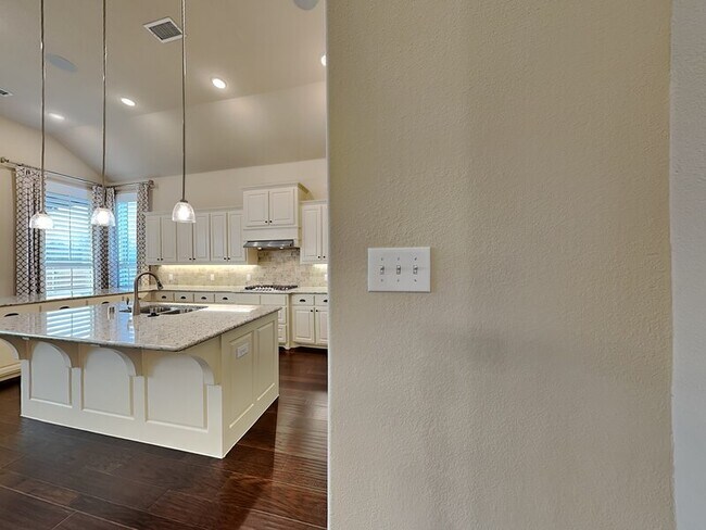 Building Photo - 14845 Belclaire Ave