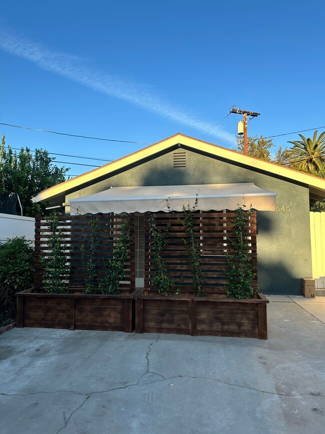 Building Photo - 3647 Los Feliz Ct