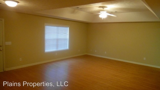 Building Photo - 705-705 Yeager Ln