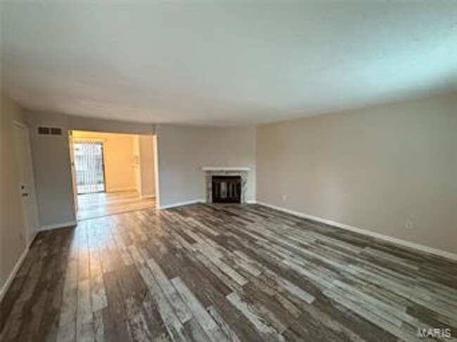 Building Photo - Bright and Inviting 3-Bedroom, 1.5-Bath Co...