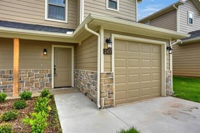 Building Photo - 243 W Forest Ave