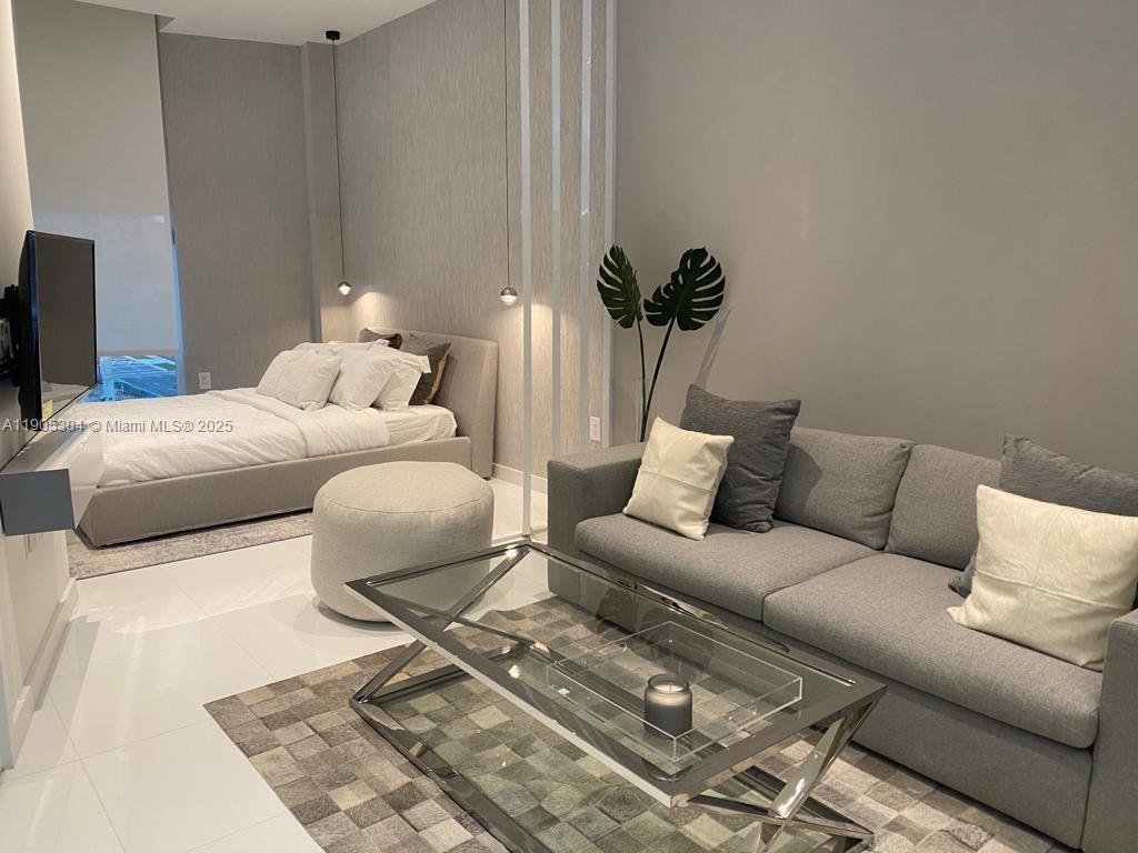 Foto principal - 851 NE 1st Ave