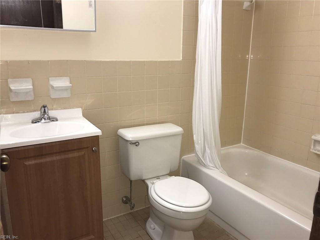 Primary Photo - 1049 W 49th St