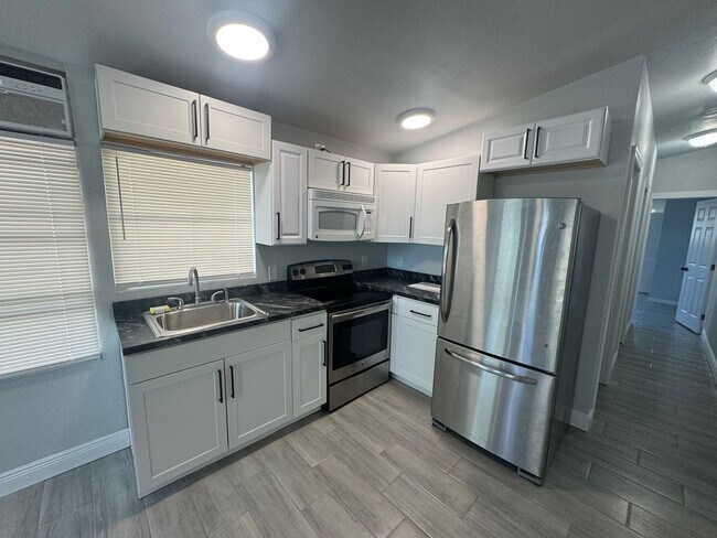 Foto del edificio - 607 49th Ave Terrace W