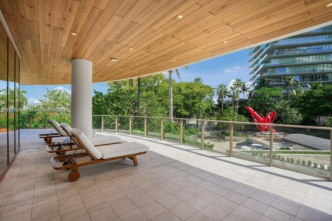 Building Photo - 2655 S Bayshore Dr