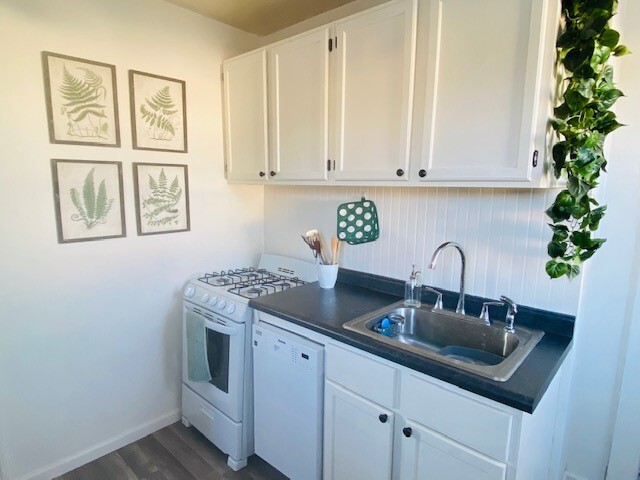 Kitchen - 1517 Como Ave