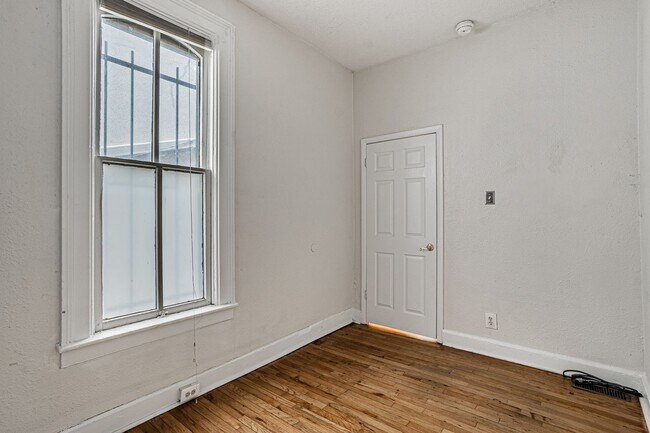 Building Photo - Charming 2 Bedroom 1 Bath Duplex Close to ...