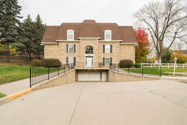 Foto del edificio - Spacious Country Club Estates Condo with P...