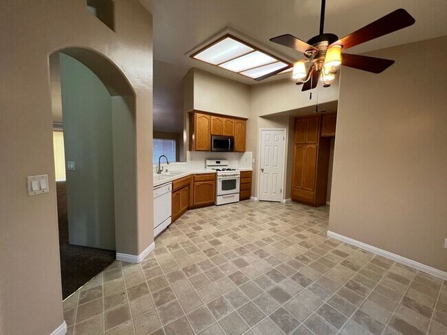 Building Photo - 3 bedrooms 2 bath call me at 6613981200