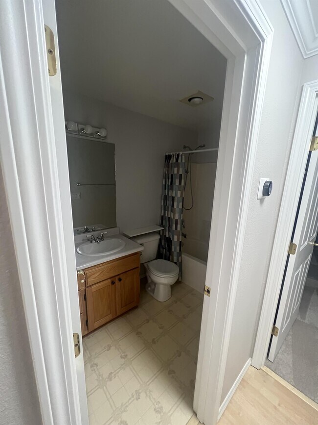 Building Photo - 1740 Louise Ave