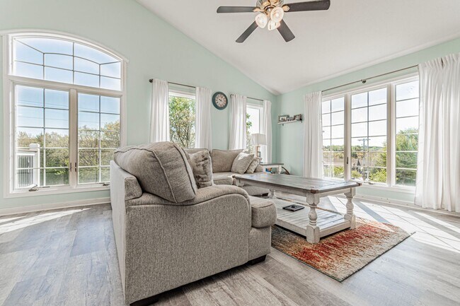 Foto del edificio - Please View 3D Virtual Walk-Through Before Scheduling a Showing