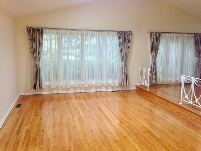 Building Photo - 1227 Manor Dr