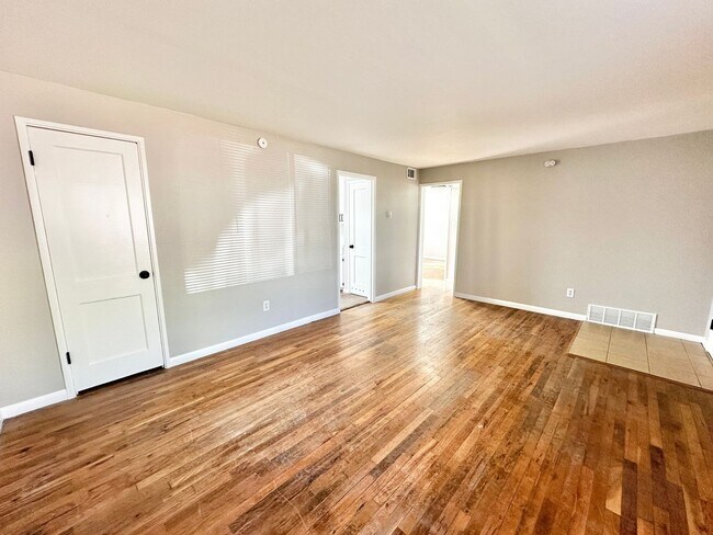 Foto del edificio - 433 Glen View Ct