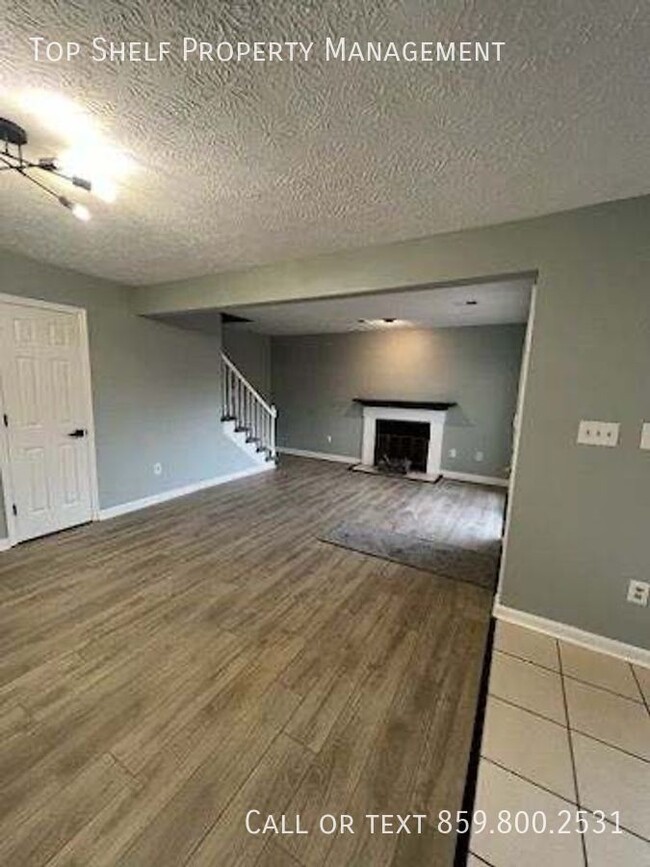 Building Photo - 2 Bedroom Townhome, Freshly Renovated!