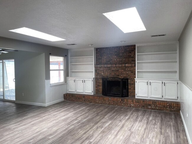 Building Photo - 14112 Marquette Dr NE