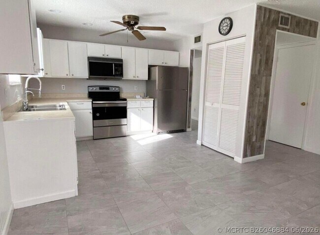 Foto del edificio - 371 Maplecrest Cir