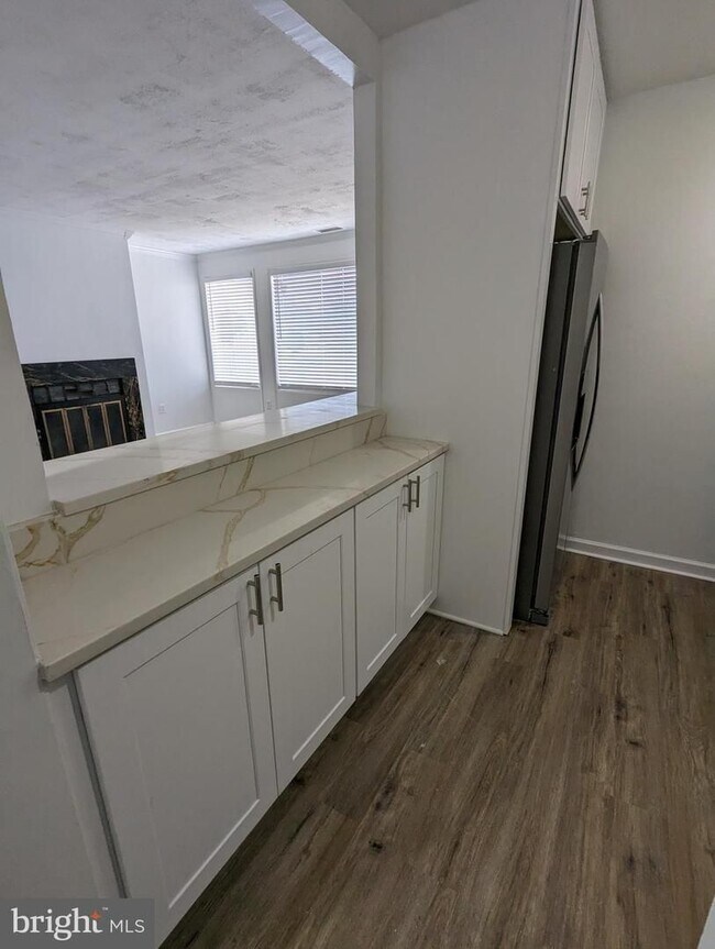 Foto del edificio - Like new top floor unit with fireplace.