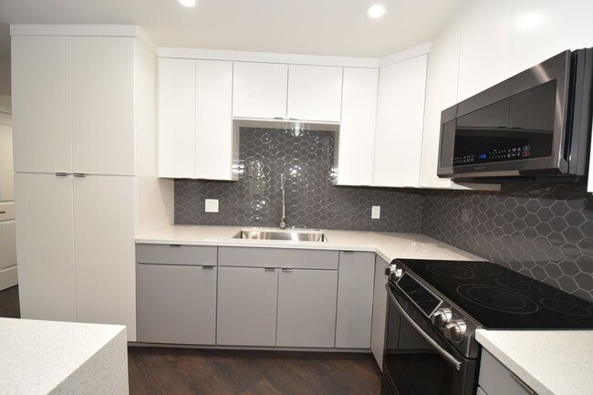 Foto del edificio - Stunning 2-Bedroom, 2-Bathroom Condo Located at The Lakes!