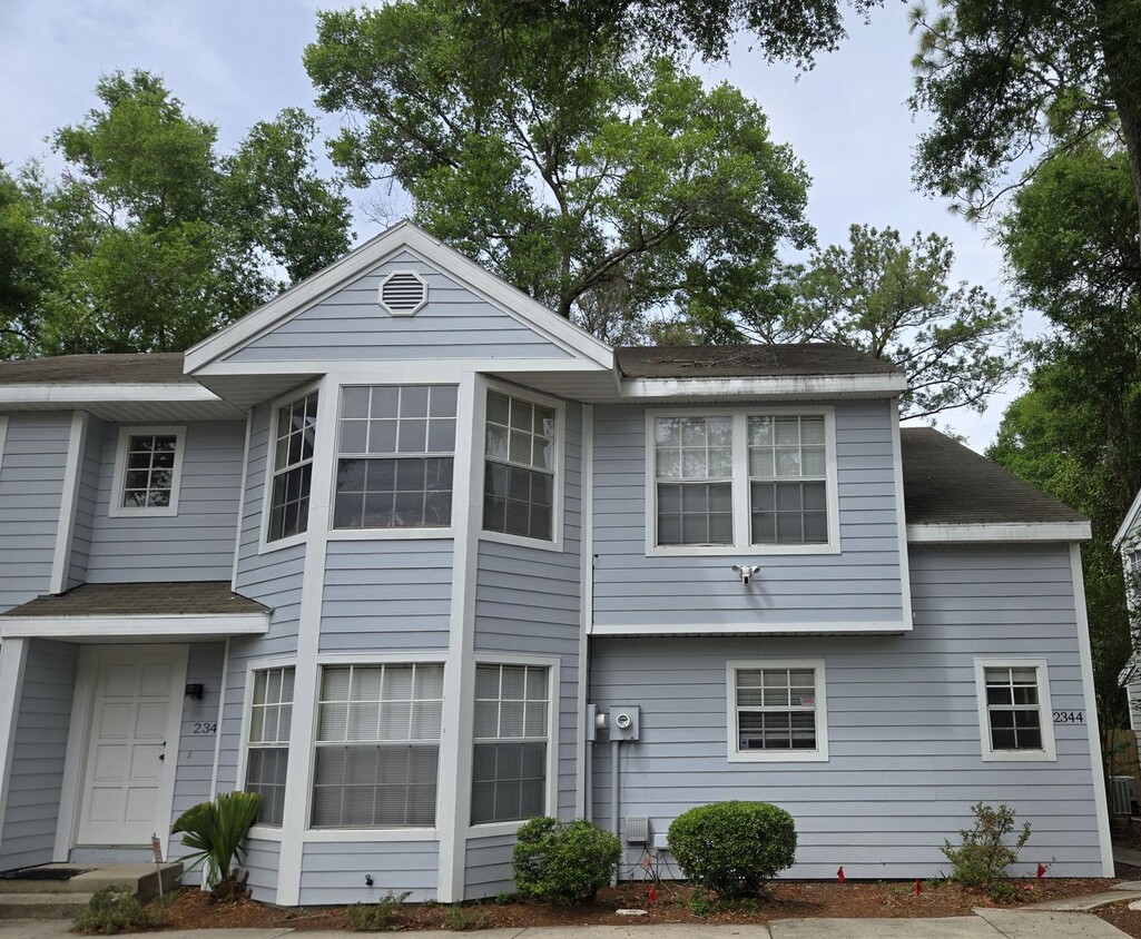 Spacious 2-bedroom, 1.5-bath end-unit townhouse in Carriage House - Spacious 2-bedroom, 1.5-bath end-unit townhouse in Carriage House
